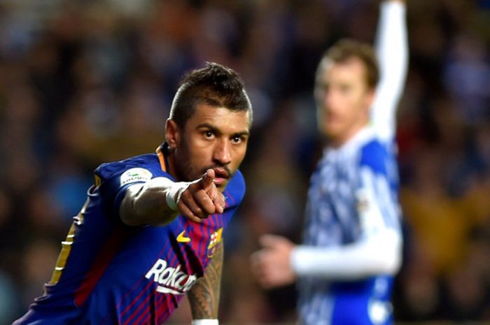 Gelandang FC Barcelona, Paulinho, merayakan gol yang dia cetak ke gawang Real Sociedad dalam laga Liga Spanyol di Stadion Anoeta, San Sebastian, pada 14 Januari 2018.