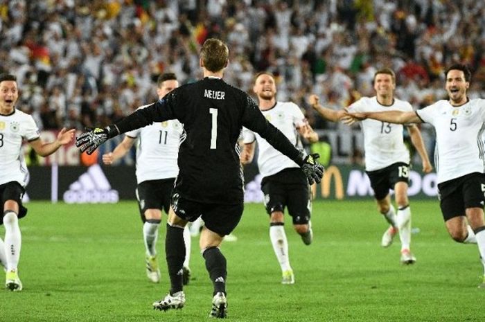 Para pemain Jerman berlari ke arah Manuel Neuer seusai babak adu penalti dalam dalam laga babak perempat final Piala Eropa 2016 di Stade Matmut-Atlantique, Sabtu (2/7/2016) waktu setempat. 