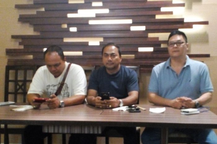 Andreas Budi Wiroharjo (kanan), Ketua PGSI Jateng bersama Budiharto, dan Bambang Raharjo Munadjat dalam konferensi pers LIga Gulat Jateng Terbuka 2017 di Hartono Mall, Solo Baru, Sukoharjo, pada Sabtu (11/11/2017).