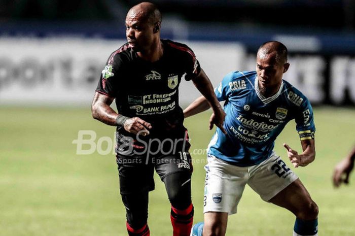  Penyerang Persipura Jayapura, Hilton Moreira, dibayangi bek Persib Bandung, Supardi Nasir, saat kedua tim bertemu pada pertandingan lanjutan Liga 1 di Stadion Gelora Bandung Lautan Api, Sabtu (12/5/2018).  