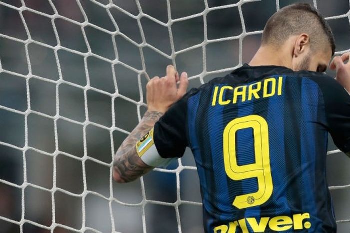 Ekspresi kecewa penyerang Inter Milan, Mauro Icardi, dalam pertandingan Serie A kontra Sampdoria di Stadion Giuseppe Meazza, Milan, Italia, pada 3 April 2017.