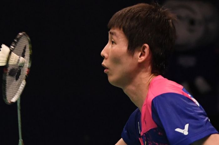 Pebulu tangkis tuanggal putra Korea Selatan, Son Wan-ho, mengembalikan pukulan dari Srikanth Kidambi (India) pada babak semifinal Indonesia Open di Jakarta,  Sabtu (17/6/2017).