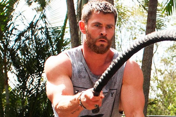 Aktor Hollywood asal Australia, Chris Hemsworth, menjalani latihan fisik untuk mendukung perannya sebagai Thor pada film produksi Marvel, Thor: Ragnarok.