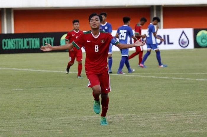 Selebrasi kapten timnas U-16 Indonesia, Brylian Negietha seusai mencetak dua gol ke gawang Filipina U-17 pada uji coba internasional di Stadion Maguwoharjo, Sleman, Minggu (21/5/2017). 