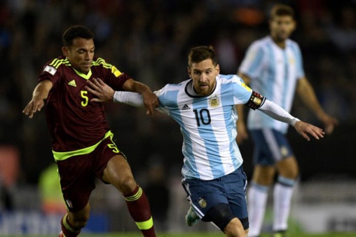 Aksi Lionel Messi (kanan) dalam partai Kualifikasi Piala Dunia 2018 antara Argentina lawan Venezuela di Stadion Monumental Buenos AIres, 5 September 2017.