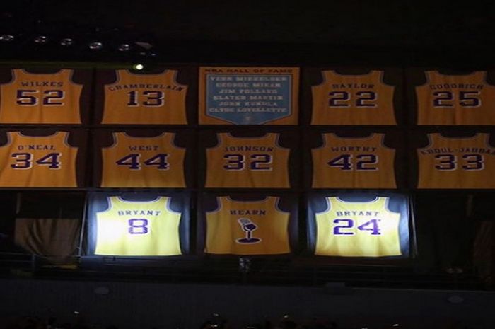 Momen saat dua jersey LA Lakers milik Kobe Bryant dipajang di sudut sebelah tenggara dalam Staples Center, Senin (18/12/2017) malam waktu Amerika Serikat.
