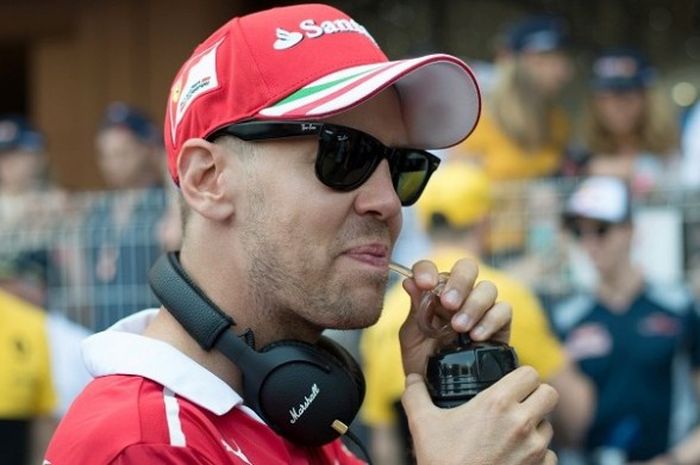 Pebalap Scuderia Ferrari asal Jerman, Sebastian Vettel, berada di area pit lane Sirkuit Monaco, 28 Mei 2017.