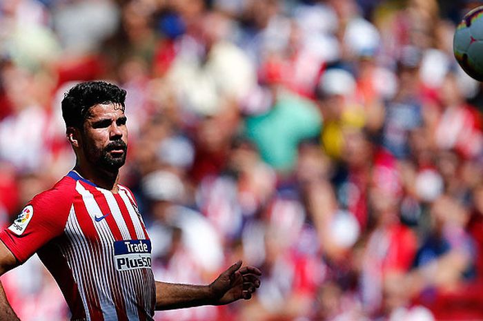 Penyerang Atletico Madrid, Diego Costa, mengontrol bola saat timnya melawan Eibar dalam laga lanjutan Liga Spanyol 2018-2019 do Stadion Wanda Metropolitan, pada 15 September 2018.