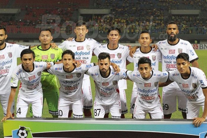Bintang Bali United Sylvano Comvalius (paling kanan belakang) berpose bersama rekan-rekannya sebelum kick-off Liga 1 kontra Bhayangkara FC di Stadion Patriot Candrabhaga, Kota Bekasi, Jumat (29/9/2017) malam WIB.