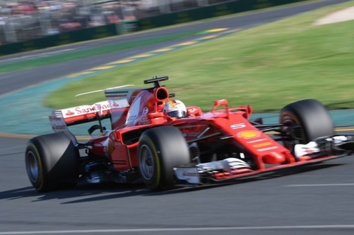 Pebalap Ferrari asal jerman, Sebastian Vettel, memacu mobilnya pada balapan GP Australia di Sirkuit Melbourne Grand Prix, Albert Park, Minggu (26/3/2017).