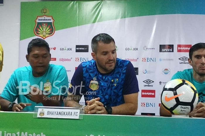 Pelatih dan pemain Bhayangkara FC, Simon McMenemy serta Vladimir Vujovic saat memberikan keterangan pers pasca laga kontra Arema FC, Di Stadion PTIK, Jakarta, Kamis (24/10/2018).