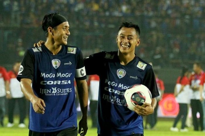 Dua pemain Arema, Purwaka Yudi (kiri) dan Samsul Arif (kanan), saat membela tim di Piala Jenderal Sudirman. Mereka kini memilih gabung dengan Persib Bandung.