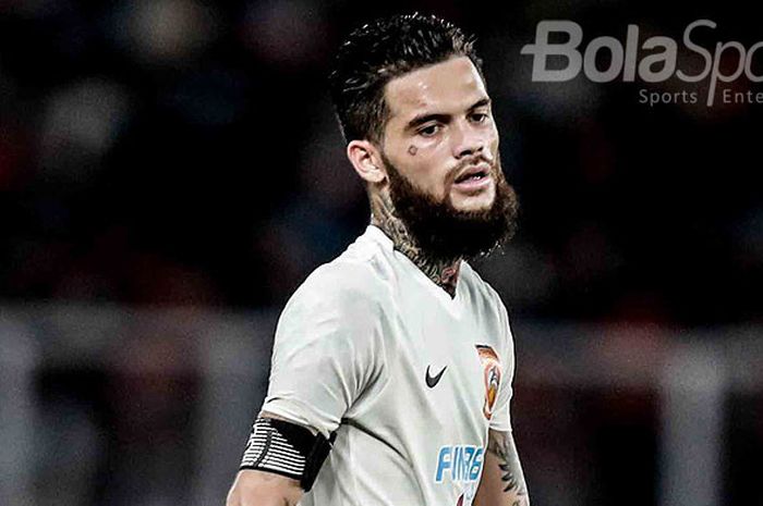 Ekspresi Bek Borneo FC, Diego Michiels, saat melawan Persija Jakarta dalam laga pekan keempat Liga 1 2018 di Stadion Utama Gelora Bung Karno, Sabtu (14/4/2018).