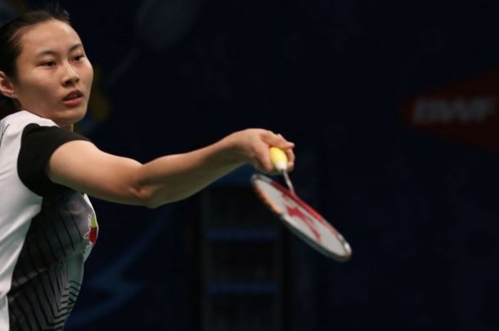 Pebulu tangkis tunggal putri China, Wang Yihan, mengembalikan kok dari pemain Korea Selatan, Sung Ji-hyun, pada babak perempat final BCA Indonesia Open Superseries Premier 2016 di Istora Gelora Bung Karno Senayan, Jakarta, Jumat (3/6/2016).