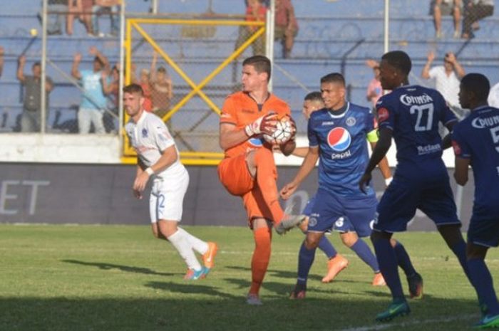 Pertandingan antara Olimpia dan Motague di Estadio Tiburcio Carias Andino, Senin (6/2/2017).