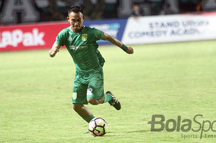 Pemain Persebaya, Abu Rizal Maulana saat bermain kontra Madura United, Minggu (28/1/2018) pada laga Piala Presiden Grup C di Gelora Bung Tomo Surabaya.