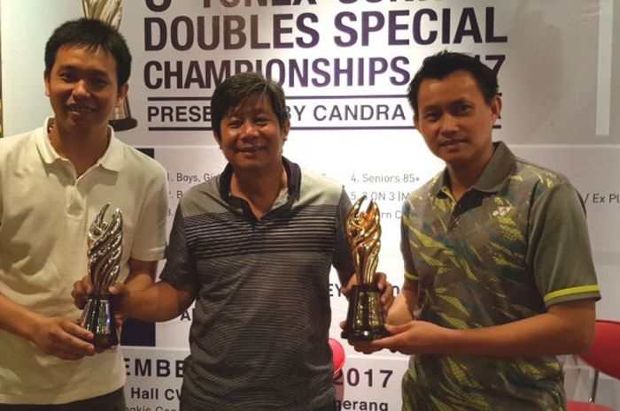 Dari kiri ke kanan, Hendra Setiawan, Herry Iman Pierngadi, dan Candra Wijaya berpose di sela konferensi pers Yonex Sunrise Doubles Special Championship di fX, Senayan, Jakarta, Senin (11/12/2017).