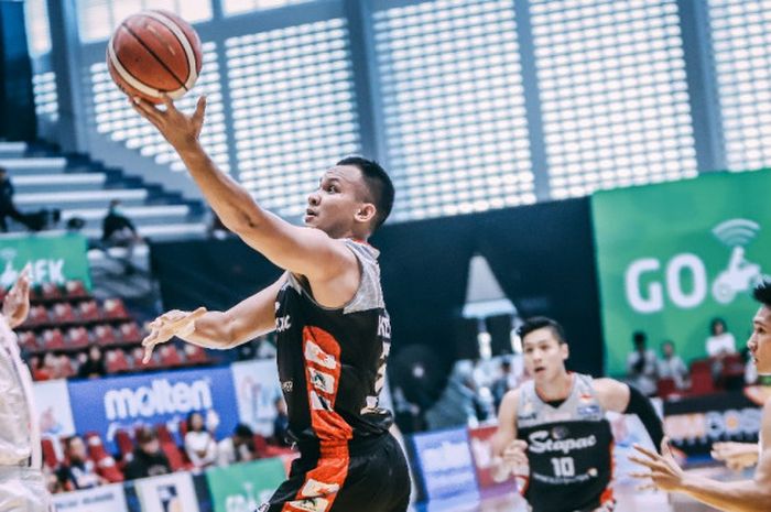 Pemain Stapac Jakarta, Kaleb Ramot Gemilang, melakukan lay-up saat membela timnya menghadapi NSH Jakarta pada Seri IV Solo IBL Pertamax 2018-2019 di Sritex Arena, Solo, Jawa Tengah, Jumat (11/1/2019).