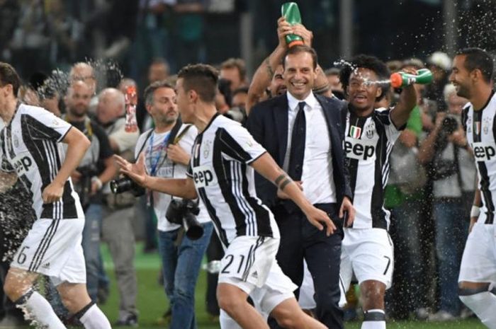 Medhi Benatia (kanan) dan Juan Cuadrado (kedua dari kanan) merayakan kesuksesan Juventus menjuarai Piala Italia setelah menekuk Lazio pada final di Stadion Olimpico, Roma, 17 Mei 2017.