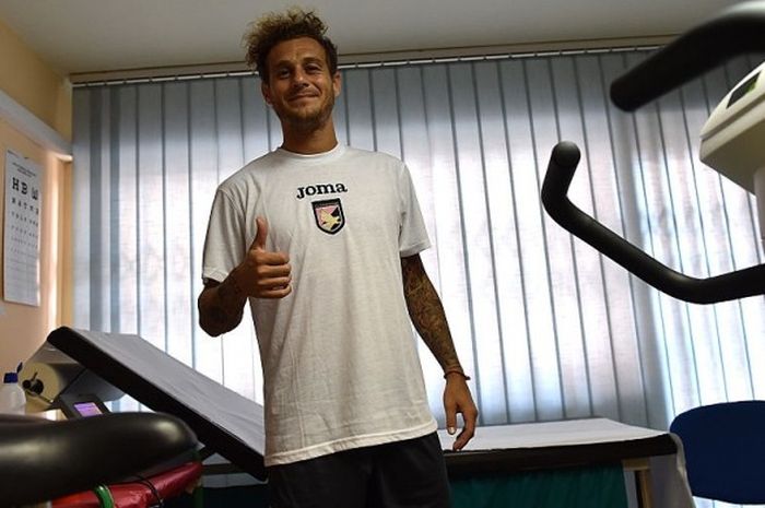 Alessandro Diamanti saat menghadiri agenda tes medis menjelang kepindahan ke Palermo, 29 Agustus 2016.