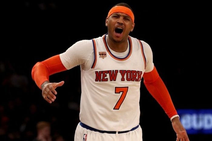 Pebasket New York Knicks, Carmelo Anthony, bereaksi setelah mendapat pelanggaran pada kuarter keempat laga melawan San Antonio Spurs di Madison Square Garden, New York City, Amerika Serikat, Minggu (12/2/2017).