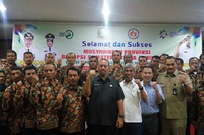 Kepala Dinas Pemuda Dan Olahraga (Dispora) Sumut, Baharuddin Siagian dan Ketua KONI Sumut Jhon Ismadi berfoto bersama saat pembukaan Musyawarah Provinsi Badan Pembina Olahraga Pelajar Seluruh Indonesia (Bapopsi), Selasa (8/5/2018) di Hotel Grand Kanaya, Medan. 