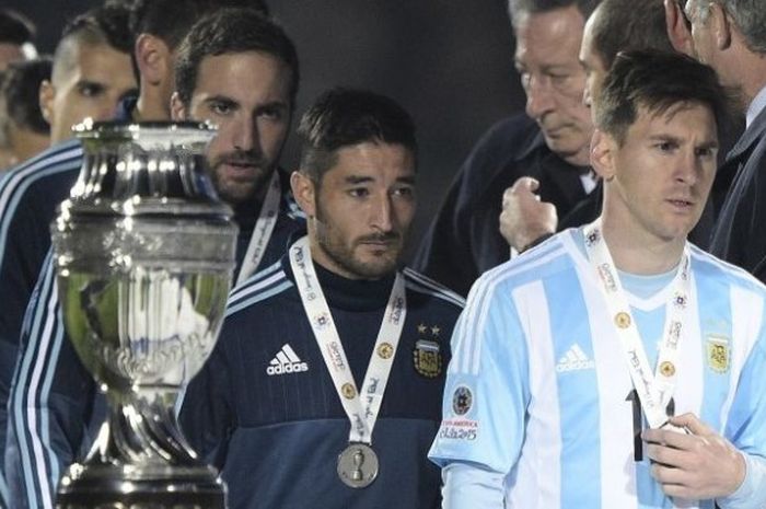  Kapten tim nasional Argentina, Lionel Messi, menerima medali runner-up Copa America 2015 setelah kalah adu penalti dari Cile pada babak final di Santiago, Cile, 4 Juli 2015. 