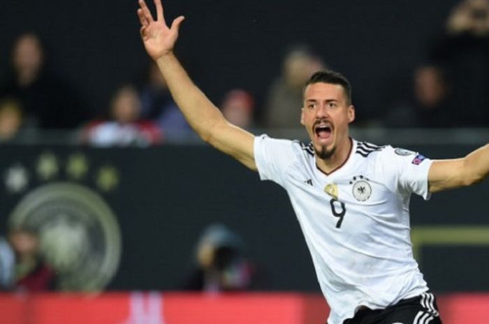 Striker timnas Jerman, Sandro Wagner, merayakan gol seusai menjebol gawang Azerbaijan pada laga kualifikasi Piala Dunia 2018 di Stadion Fritz Walter, Minggu (8/10/2017) atau Senin dini hari WIB. 