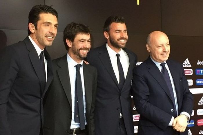 Seusai memperbarui kontraknya, kiper Juventus Gianluigi Buffon berfoto dengan Presiden Juventus Andrea Agnelli (kedua dari kiri), bek Juventus Andrea Barzagli (ketiga dari kiri), dan Direktur Umum Juventus Giuseppe Marotta, pada Rabu (11/5/2016). 