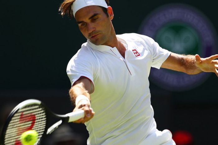 Petenis putra, Roger Federer, memenangi pertandingan pembuka turnamen Wimbledon 2018 yang digelar di atas Centre Court, London, Inggris, Senin (2/7/2018).