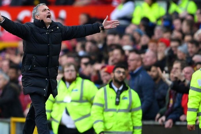 Reaksi Manajer Manchester United, Jose Mourinho, dalam partai Premier League versus Arsenal di Stadion Old Trafford, Manchester, 19 November 2016.
