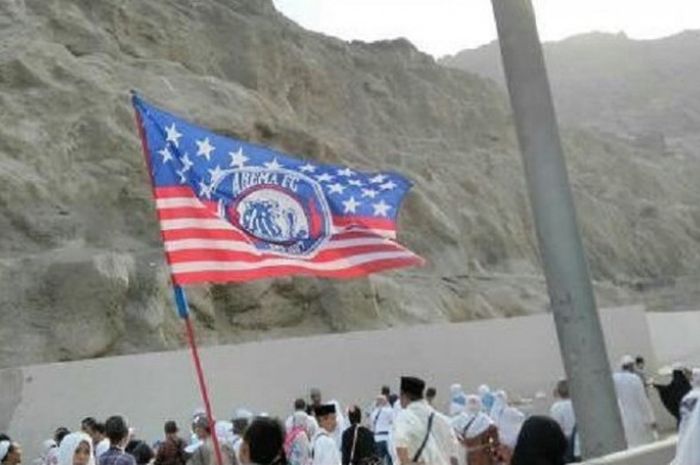 Bendera Arema FC berkibar di tanah suci Makkah.
