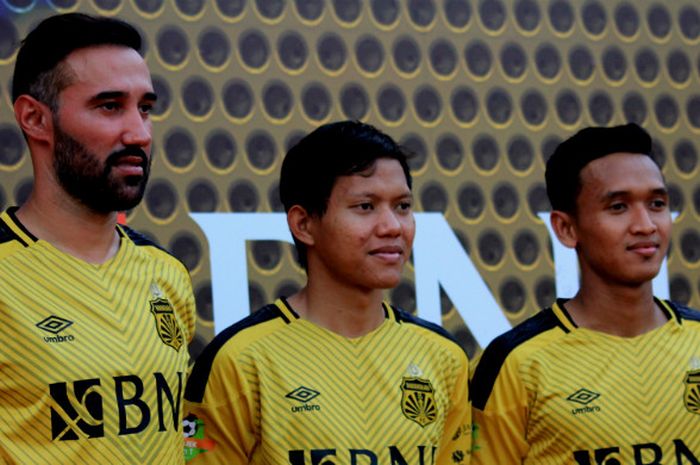 Tiga pemain baru Bhayangkara FC di putaran kedua Liga 1 2018 yakni Elio Bruno Martins (kiri). Adam Alis (tengah), dan Dany Saputra (kanan).