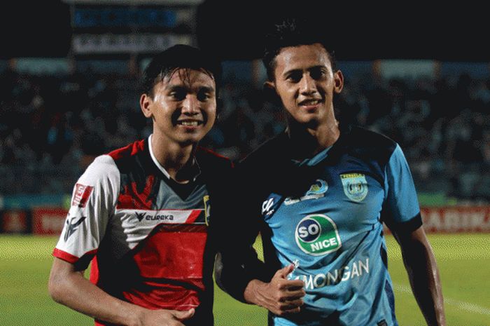 Pemain Persiba, Asep Budi dan striker Persela, Dendy Sulistiyawan pose bersama setelah keduanya bertarung dengan timnya masing-masing di Stadion Surajaya, Lamongan, Senin (8/8/2016). 