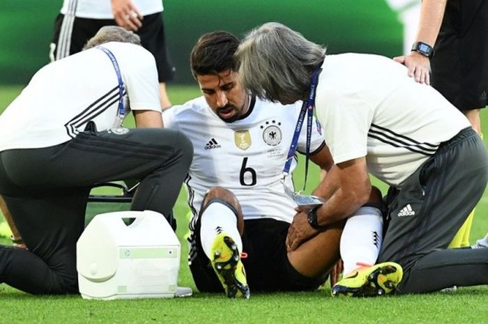 Gelandang Jerman, Sami Khedira, mengalami cedera paha saat melawan Italia pada partai perempat final Piala Eropa di Stadion Matmut Atlantique, 2 Juli 2016.