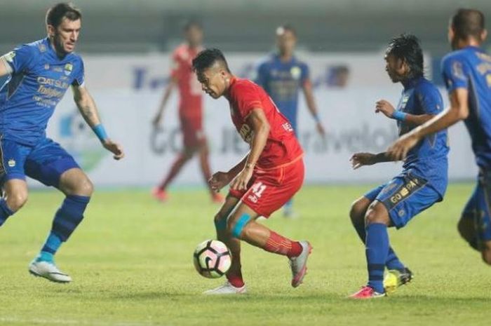 Tiga pemain Persib, Vladimir Vujovic (kiri), Hariono, dan Supardi Nasir (kanan) mengawasi pergerakan gelandang Arema FC, Dendi Santoso pada laga pekan pertama Liga 1 musim 2017 di Stadion GBLA, Kota Bandung, 15 April 2017.
