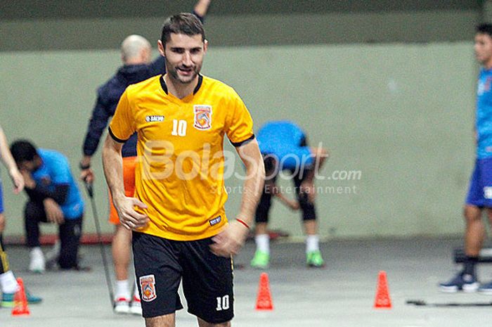 Gelanadng Borneo FC, Srdan Lopicic, saat mengikuti latihan tim di GOR Universitas Negeri Yogyakarta,