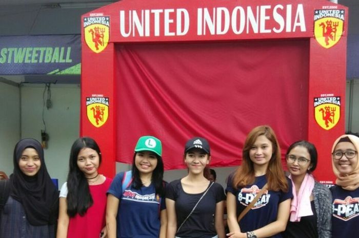 Carla Almira dan rekan-rekan United Indonesia berpose di depan booth komunitas yang berstatus juara bertahan tiga edisi terakhir BOLA Sports Race, Minggu (27/11/2016), di Parkir Selatan Taman Mini Indonesia Indah.