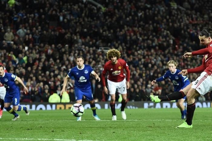 Striker Manchester United, Zlatan Ibrahimovic, mencetak gol penalti ke gawang Everton pada partai lanjutan Premier League - kasta teratas Liga Inggris - di Stadion Old Trafford, Selasa (4/4/2017).
