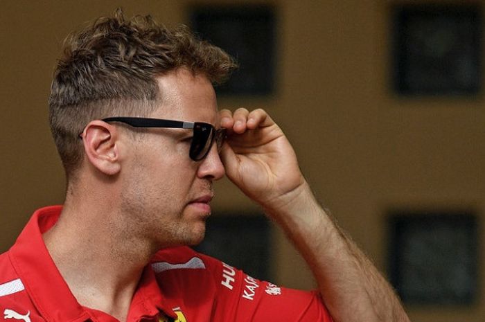 Pebalap Ferrari, Sebastian Vettel, sedang berada di paddock jelang GP Bahrain yang digelar di Sirkuit Sakhir, Kamis (4/4/2018).