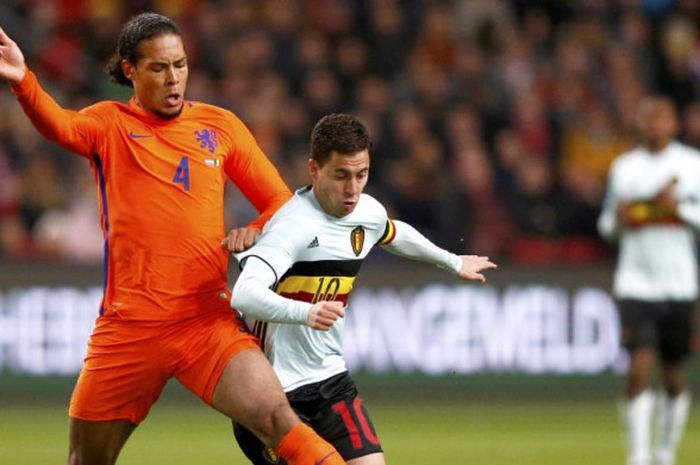 Virgil van Dijk (kiri) berduel dengan Eden Hazard dalam partai uji coba antara timnas Belanda dan Belgia di Amsterdam Arena, 9 Novem ber 2016.