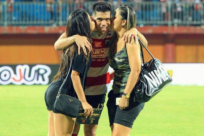 Fabiano Beltrame mendapat ciuman dari istri (kanan) dan anaknya