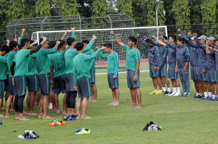 Timnas U-19 Indonesia meneriakan yel-yel sebelum mengakhiri latihan di Stadion UNY, Sleman pada 5 Agustus 2017.