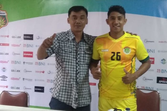 Pelatih dan pemain PS Benteng, Muswar Bastari serta Abdul Hamid di Stadion PTIK, Jakarta, Jumat (14/12/2018).