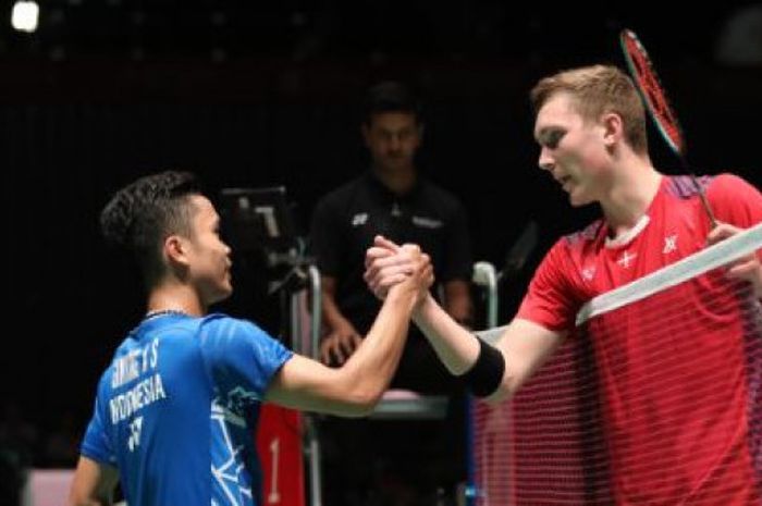 Anthony Sinisuka Ginting (kiri) bersalaman dengan Viktor Axelsen (kanan) setelah pertandingan perempat final Japan Open 2018.