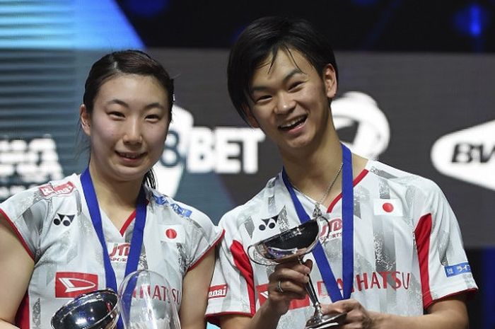 Pasangan ganda campuran Jepang, Yuta Watanabe/Arisa Higashino, berpose dengan trofi yang didapat seb