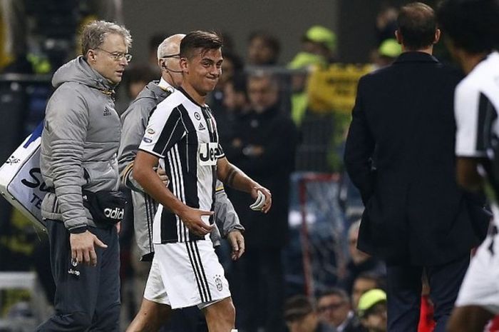 Reaksi penyerang Juventus, Paulo Dybala, saat ditarik keluar pada laga Serie A di kandang AC Milan, San Siro, 22 Oktober 2016.