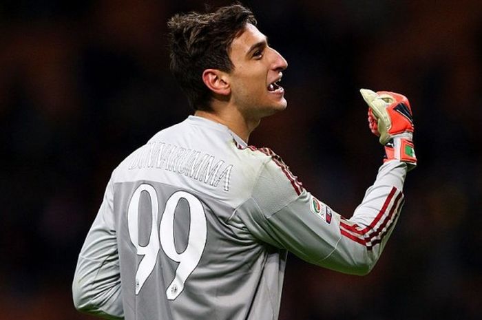 Kiper AC Milan, Gianluigi Donnarumma, merayakan kemenangan timnya atas Fiorentina dalam laga Serie A di San Siro, 17 Januari 2016.