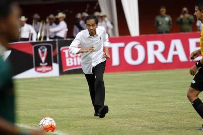 Presiden Joko Widodo saat akan menendang bola sebagai tanda pembukaan turnamen pra-musim Piala Presiden 2017 di Stadion Maguwoharjo pada Sabtu (4/2/2017) sore. 
