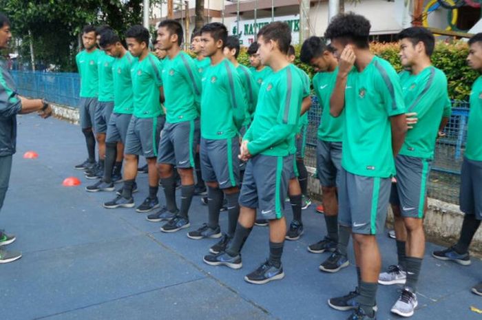 Suasana latihan timnas U-19 Indonesia sesi sore di Hotel Olympic, Yangon, Myanmar, Kamis (14/9/2017).